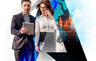 Immagine che mostra due persone mentre usando un software ERP condividono un report su un tablet.